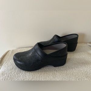 New Dansko LT pro black floral clogs size 37 7